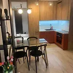 Uroczy Apartament Z Ogrodkiem